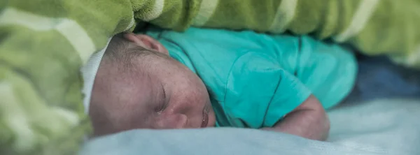 Pasgeboren Baby Ligt Slapen Buiten Het Stadspark Bij Zonsondergang — Stockfoto