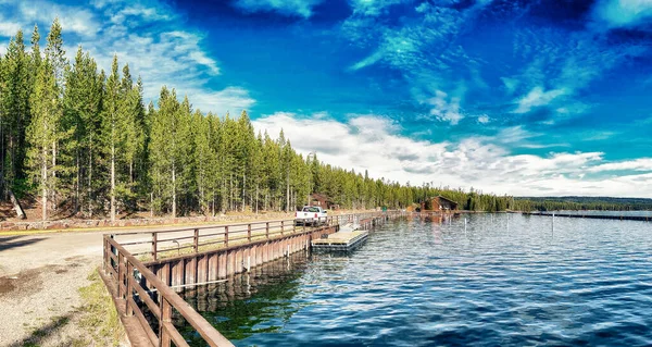 Yellowstone Lago Floresta Uma Bela Manhã Ensolarada Vista Panorâmica — Fotografia de Stock