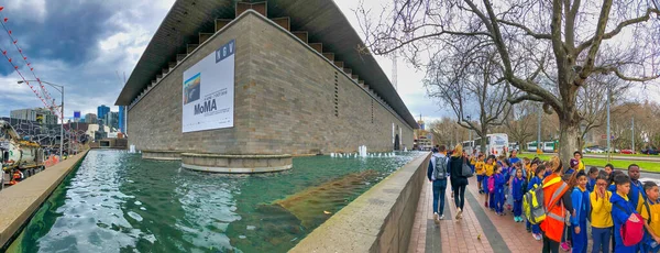 Melbourne Australië September 2018 Toeristen Langs Ngv Museum Panoramisch Uitzicht — Stockfoto