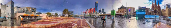 メルボルン オーストラリア 2018年9月6日 連邦広場に沿ったメルボルンのスカイラインのパノラマビュー — ストック写真