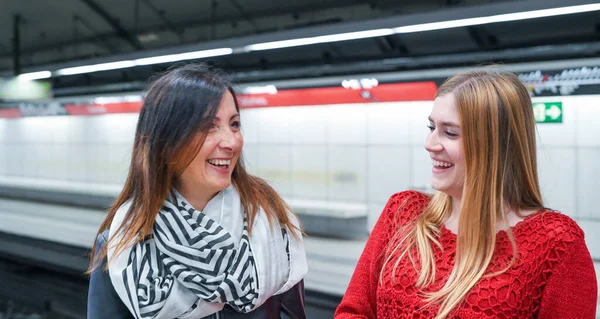 Pár Női Meg Mosolyogva Beszélt Subway Station — Stock Fotó