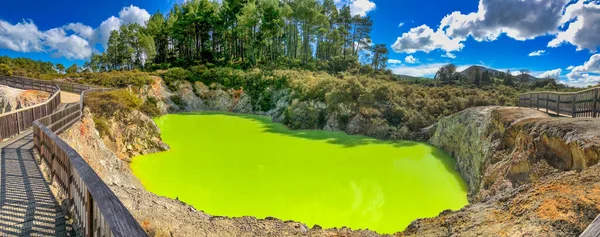 Waiotapu Termal Parça, mavi gökyüzünün altında güzel renkler, panoramik manzara.