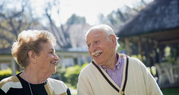 Gelukkige Ouderling Paar Glimlachend Genieten Van Het Leven Tuin — Stockfoto