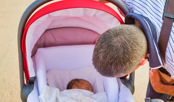 Hombre Mirando Hijo Recién Nacido Dentro Cuna Concepto Amor Felicidad — Foto de Stock