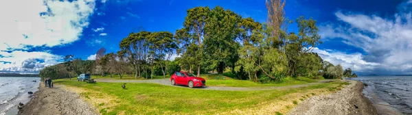 Yeni Zelanda 'daki Taupo Gölü' nün panoramik manzarası.