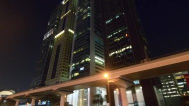 DUBAI, BAE - 5 Aralık 2016: Gökdelen ışıklarıyla Dubai Marina boyunca yürümek.