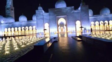 Abu Dabi, BAE 'deki Şeyh Zayed Büyük Camii' nin gece görüşü