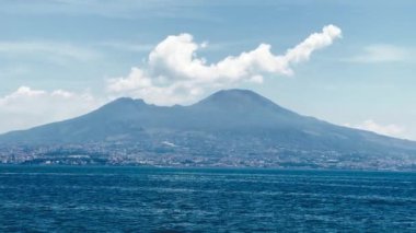 Napoli Körfezi ve Vezüv Dağı denizdeki hareket halindeki bir tekneden..
