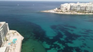 St Julien 'deki Spinola Körfezi' nin havadan görüntüsü - Malta.