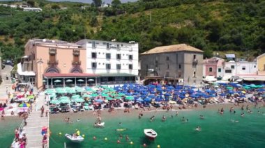 SORRENTO, İTALYA - 26 Haziran 2021: Sahil boyundaki Marina del Cantone evlerinin havadan görünüşü