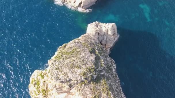 ゴゾ島ドゥジェラ湾のフンガス岩の空中写真 — ストック動画