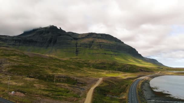 Famosa Montanha Islandesa Kirkjufell Com Lago Oceano Fundo Kirkjufell Montanha — Vídeo de Stock