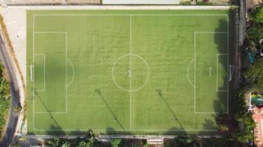 Futbol sahasının yukarıdan görünüşü. Spor konsepti, açık hava aktivitesi ve spor konsepti.