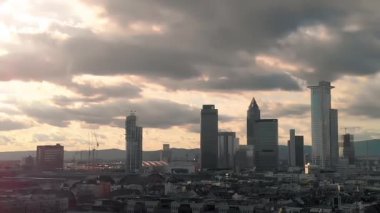 Frankfurt 'un hava panoramik görüntüsü İHA, Almanya' dan yükseliyor..