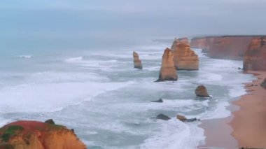 Gün batımında The Twelve Apostles 'ın ihtişamı, Port Campbell Ulusal Parkı, Avustralya. İHA 'dan hava görüntüsü.