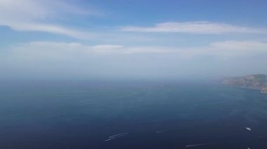 Yaz mevsiminde Amalfi sahili okyanus manzarası