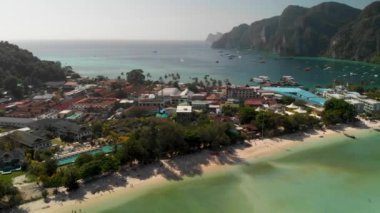 Phi Phi Don Adası, Tayland. Güneşli bir günde İHA 'dan güzel kıyı şeridinin havadan görüntüsü.