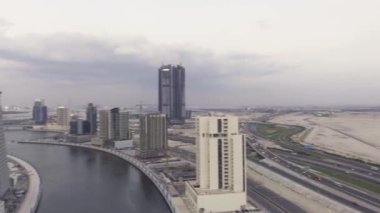 Gün batımında İHA 'dan Dubai şehir merkezinin hava görüntüsü, Birleşik Arap Emirlikleri.