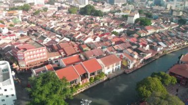 Malezya, İHA 'dan Malacca' nın hava görüntüsü. Güzel bir günde melaka renkli evler.