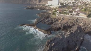 Santiago del Teide 'nin bir yaz günü, Tenerife - Kanarya Adaları' ndaki hava panoramik manzarası