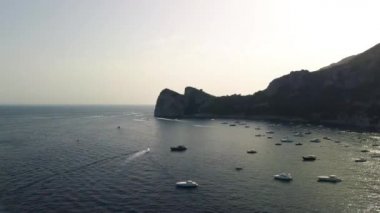 Sorrento, Amalfi Sahili yakınlarındaki Marina del Cantone Sahili 'nin inanılmaz hava manzarası.