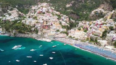 Amalfi Sahili boyunca inanılmaz bir sahil, insansız hava aracının manzarası