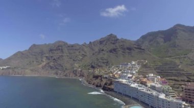 Tenerife, Kanarya Adaları. Yaz mevsiminde Bajamar kıyı şeridinin hava manzarası