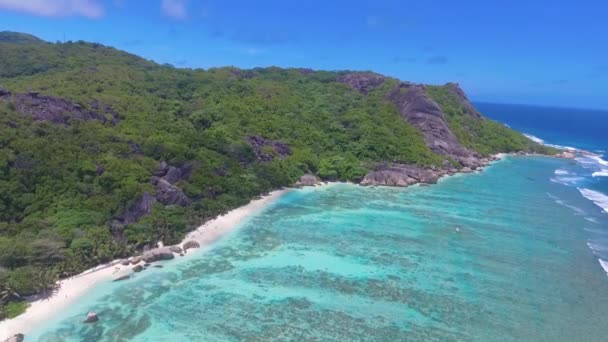 Anse Source Argent Digue 在美丽的阳光灿烂的日子里 从无人驾驶飞机俯瞰着令人惊叹的天空 塞舌尔群岛 — 图库视频影像