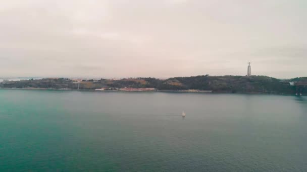 4月25日葡萄牙里斯本无人驾驶飞机俯瞰大桥 — 图库视频影像