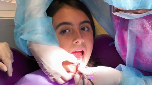 Een Jong Meisje Tandartsstudio Inbrengen Van Tandheelkundige Apparatuur — Stockvideo