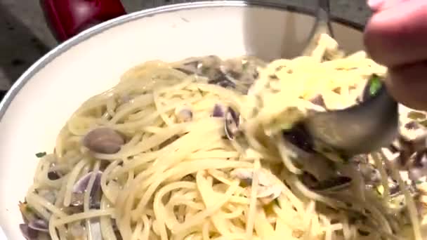 Egy Spagettit Főz Kagylóval Gőzzel Serpenyőből Lassú Mozgás — Stock videók