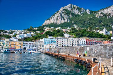 Capri, İtalya - 22 Haziran 2021: Küçük Capri limanındaki turizm ve restoranlar.