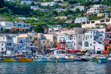 Capri, İtalya - 18 Haziran 2021: Küçük Capri limanındaki turizm ve restoranlar.