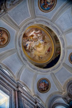 Caserta, İtalya - 12 Haziran 2021: Caserta Kraliyet Sarayı (Reggia di Caserta) Napoli kralları tarafından Caserta 'da büyük bahçeli bir kraliyet sarayı..