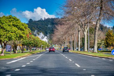 Rotorua, Yeni Zelanda - 31 Ağustos 2018: Güneşli bir günde Fenton Caddesi boyunca araba sürmek.