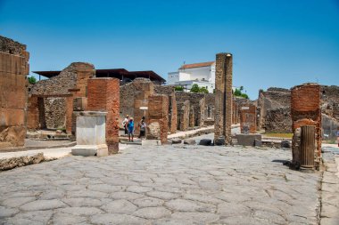 Pompei, İtalya - 28 Haziran 2021: Pompei yaz mevsiminde harabeler ve sütunlar, İtalya.