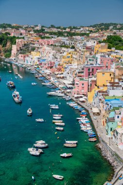 Procida Adası 'nın hava manzaralı güzel evleri, İtalya. Marina Corricella-