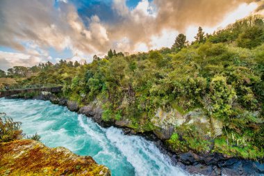 Güçlü Huka Falls, Yeni Zelanda 'nın inanılmaz günbatımı renkleri.