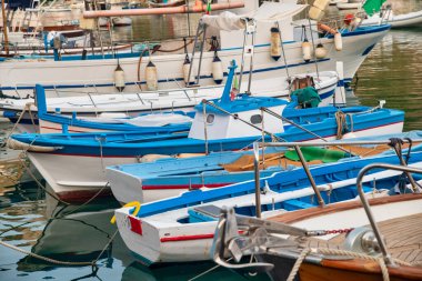 Procida Adası, İtalya 'nın küçük limanında ahşap kayıklar..