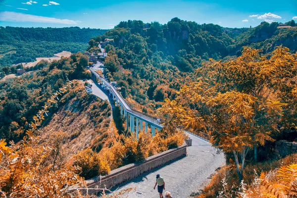 Civita Bagnoregio Italy July 2021 Tourists Walk Bridge Old City — Stock Photo, Image