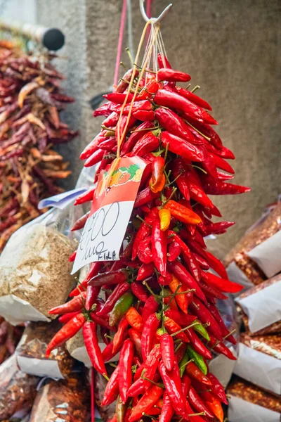 Amalfi Sahili 'ndeki bir dükkanda acı biber, peperoncino.