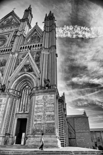 2021年7月3日 意大利奥尔维托 阳光明媚的城市大教堂外景 — 图库照片