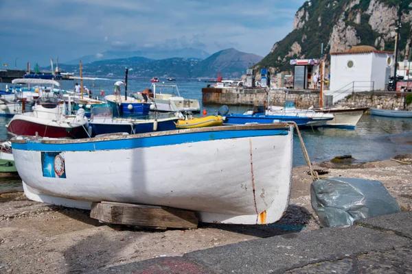 Dřevěné Lodě Malém Přístavu Capri Itálie — Stock fotografie