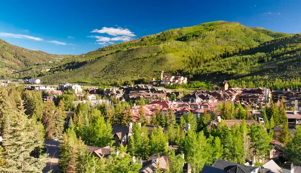 Colorado 'daki Vail kasabasının havadan görünüşü, yaz mevsimi.