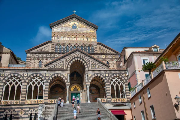 Amalfi Italy June 2021 Amalfi Cathedral Tourists Sunny Day — Stock Photo, Image