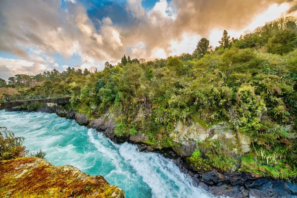 Güçlü Huka Falls, Yeni Zelanda 'nın inanılmaz günbatımı renkleri.