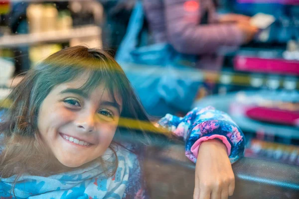 Happy Smiling Young Girl Shop View Glass — Stockfoto