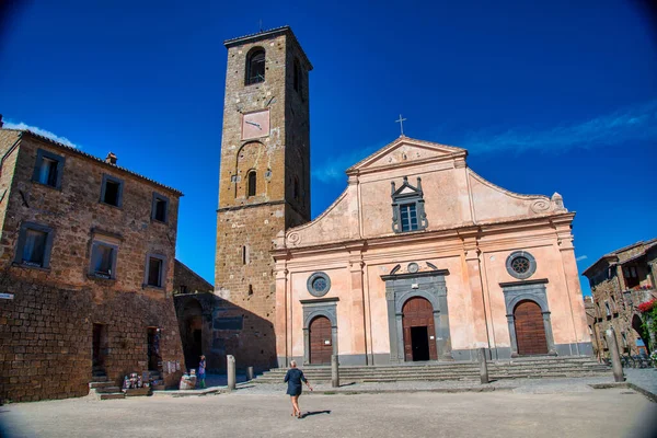 Civita Bagnoregio Talya Temmuz 2021 Turistler Ortaçağ Merkezini Ziyaret Ettiler — Stok fotoğraf