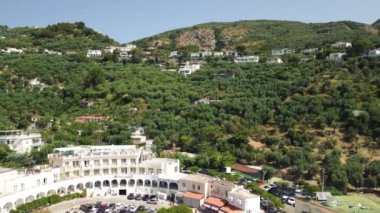 Sorrento, Amalfi Sahili yakınlarındaki Marina del Cantone Sahili 'nin inanılmaz hava manzarası.