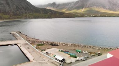 Yaz mevsiminde Olafsfjordur manzarasının güzel hava manzarası, İzlanda